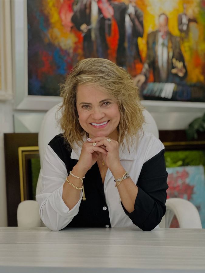 Yevely Cruz, propietaria de Galería Ámbar — marquetería y enmarcados en Bogotá
